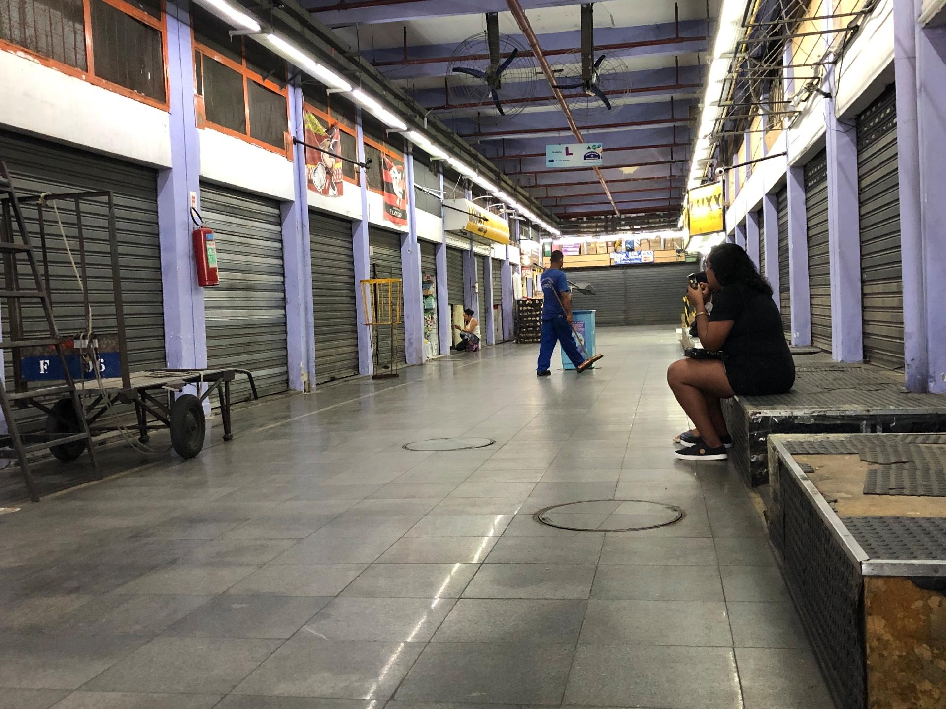 Fotos Mercadão de Madureira opera com porta pequena e vê demissões aumentarem 13/05/2020