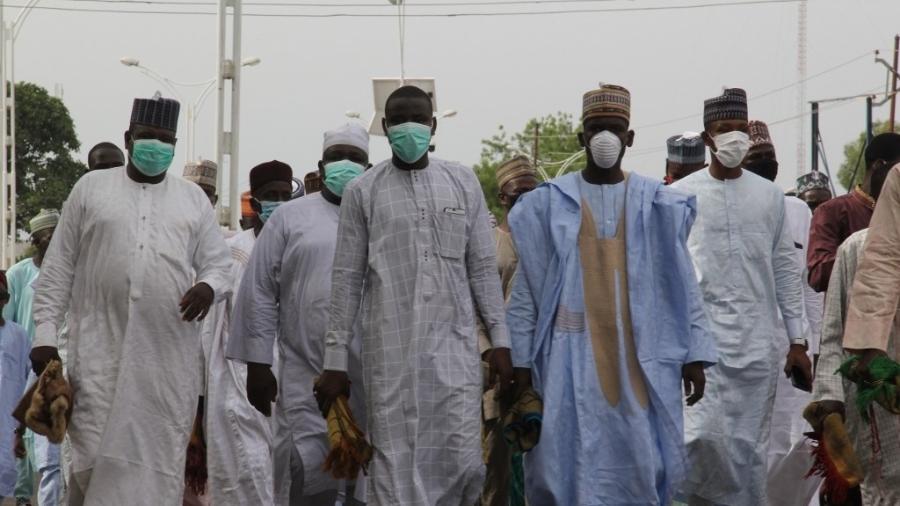 24.mai.2020 - Fiéis a caminho da praça Ramat para oração do Eid al-Fitr, em Maiduguri, na Nigéria - Audu Marte/AFP