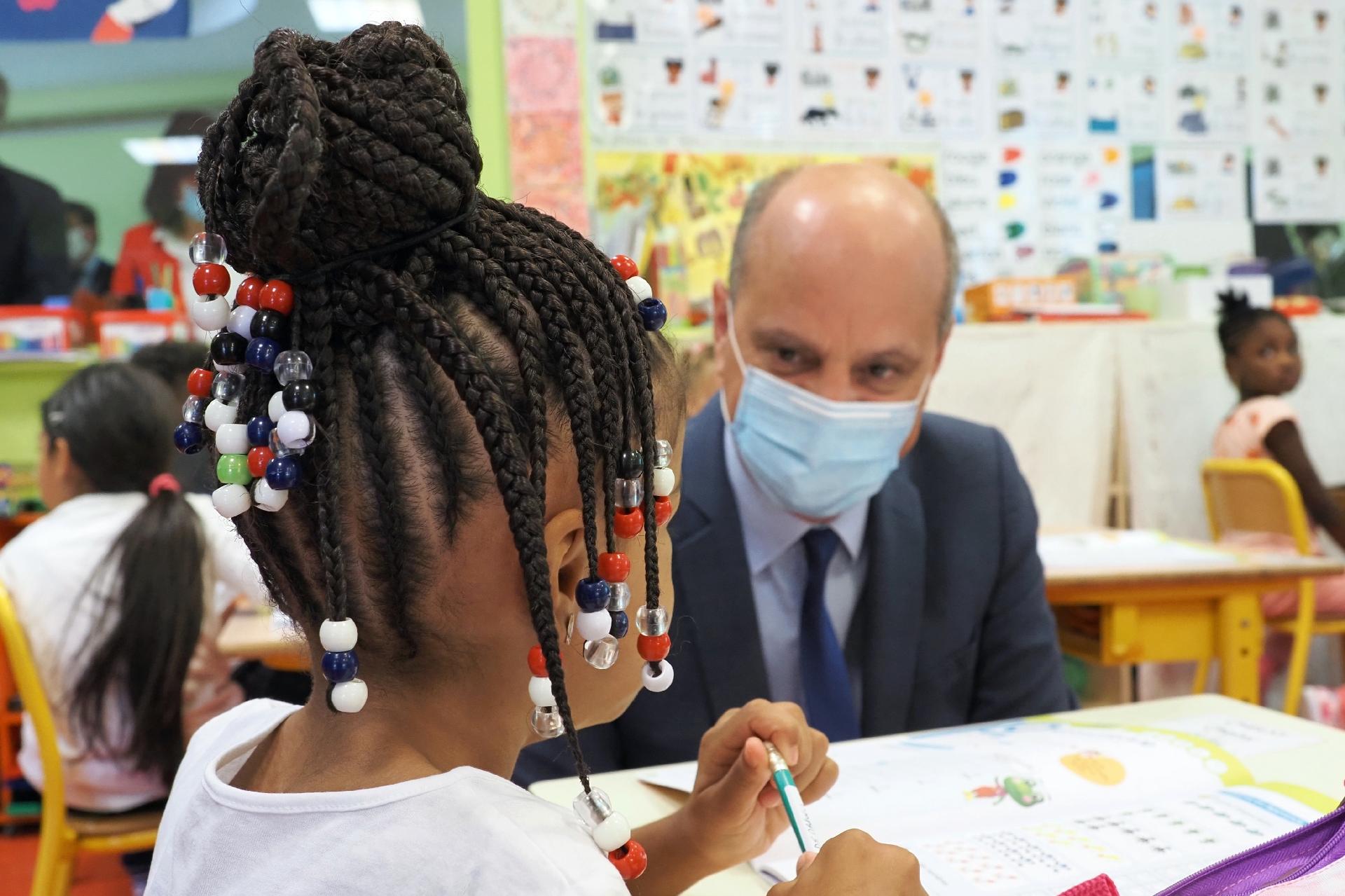 Volta à aulas: França fecha 22 escolas por casos de covid-19 três dias após  escolas reabrirem