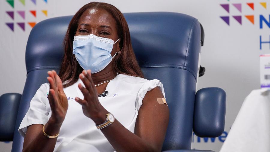 Enfermeira Sandra Lindsay bate palmas após receber segunda dose da vacina contra a covid-19 em Nova York - Shannon Stapleton/Reuters