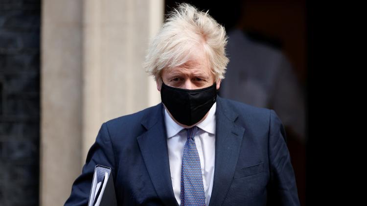 5.jan.2020 - O primeiro-ministro britânico, Boris Johnson, deixa sua residência oficial em Downing Street de máscara - John Sibley/Reuters - John Sibley/Reuters