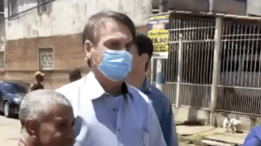 Jair Bolsonaro (sem partido) usa máscara em visita a Taguatinga (DF) - Reproução/Twitter