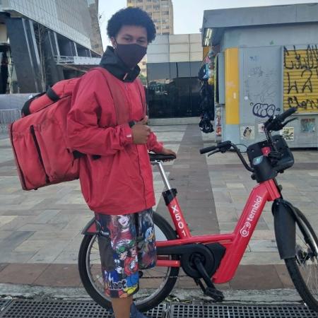 Vagner Oliveira é entregador de aplicativo e pedala mais de 60 km por dia para fazer entregas - Reprodução/Twitter/@gersinio