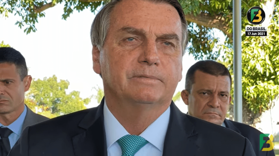 17.jun.21 - Presidente Jair Bolsonaro (sem partido) conversa com apoiadores na frente do Palácio da Alvorada - Reprodução/Foco do Brasil