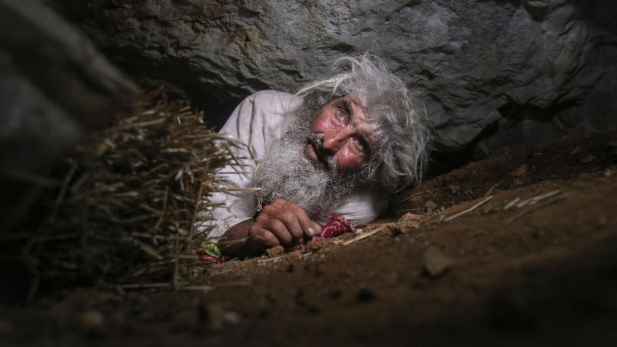 O sérvio Panta Petrovic deixou a caverna onde mora, na cidade de Pirot, para se vacinar contra o coronavírus - Oliver Bunic/AFP
