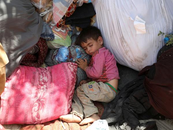 Famílias se refugiam em outros locais do Afeganistão após conflitos provocados pelo Talibã - Stringer//Reuters