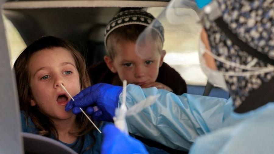 Uma vez que crianças com 11 anos ou menos não podem se vacinar em Israel, governo vai financiar seus testes para que elas entrem no sistema "Green Pass" - AFP