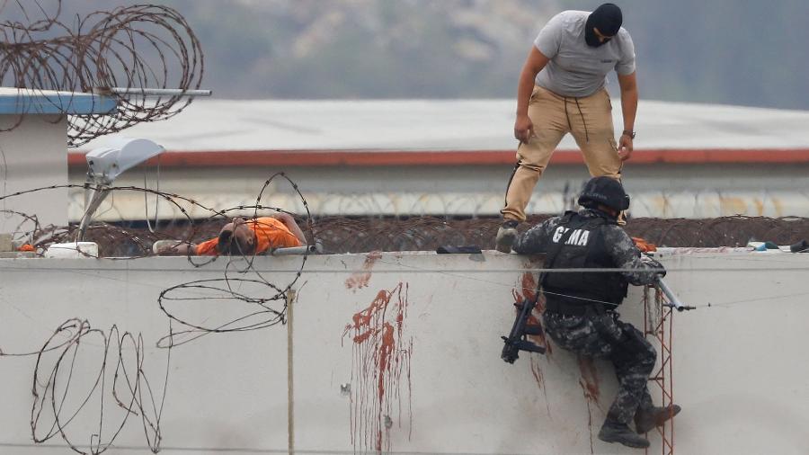 Policiais do Equador em prisão na província de Guayas; 58 detentos foram mortos, segundo governo - Nicola Gabirrete/AFP