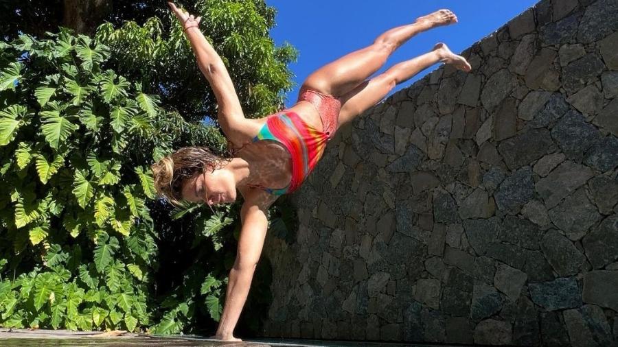 Carolina Dieckmann salta na piscina e faz brincadeira no Instagram - Reprodução/Instagram
