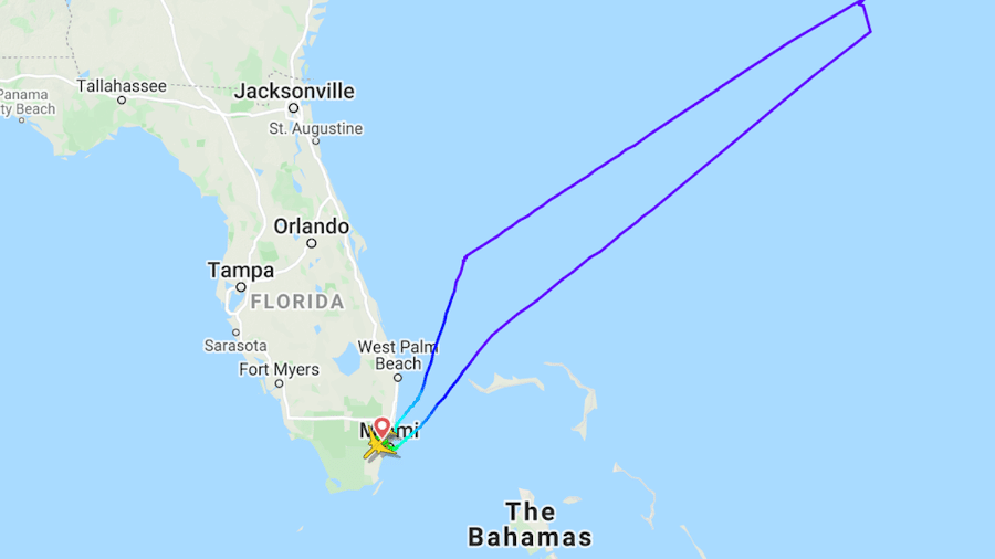 O voo AAL 38 já tinha percorrido 800 km do percurso de 7 mil km até Londres quando retornou ao aeroporto internacional de Miami, nos EUA - Reprodução/Flightradar24