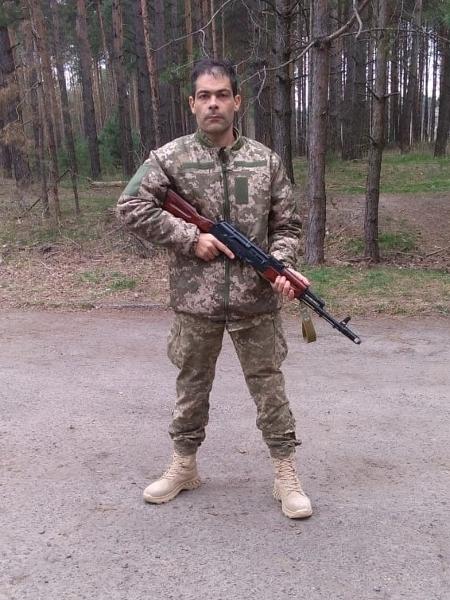 O ex-militar brasileiro Fabio Júnior de Oliveira participou de treinamento como voluntário na Ucrânia - Arquivo pessoal