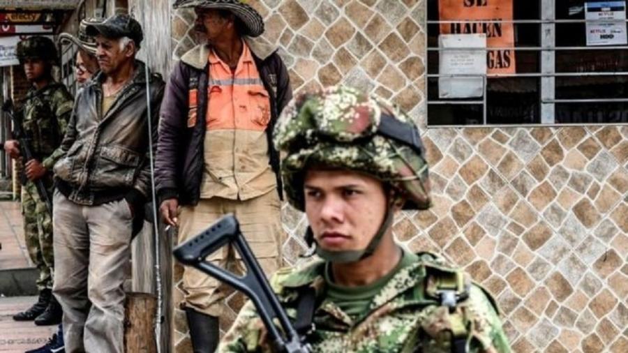 O exército está nas ruas de algumas cidades colombianas após o toque de recolher - Getty Images