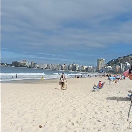 21.mai.2022 - Cariocas ignoram o frio e ocupam areia da praia de Copacabana - Reprodução/ Instagram