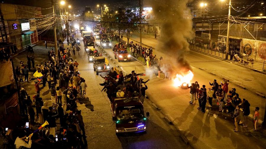 20.jun.22 - Manifestantes se reúnem na rua enquanto manifestantes indígenas de todo o Equador marcham na capital Quito para pedir ao presidente Guillermo Lasso que concorde com as demandas por apoio econômico e social, em Quito, Equador - UKRAINIAN PRESIDENTIAL PRESS SER/via REUTERS