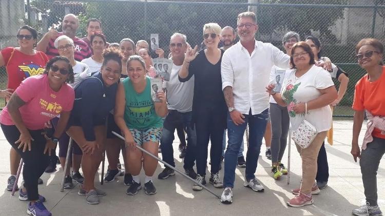 O candidato Venissius (de camisa branca e jeans, em 1º plano à direita) em visita ao polo do Esporte Presente no Parque Real, em Realengo - Reprodução/ Instagram - Reprodução/ Instagram