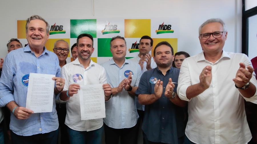 Ronaldo Lessa (de azul à esquerda) segura carta-compromisso assinada com o MDB - Thiago Sampaio/Divulgação