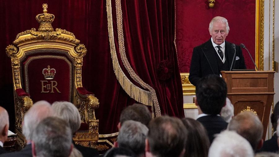 O rei da Inglaterra, Charles 3º, discursa em cerimônia de proclamação de seu reinado no palácio de Saint James, em Londres - Jonathan Brady/AFP