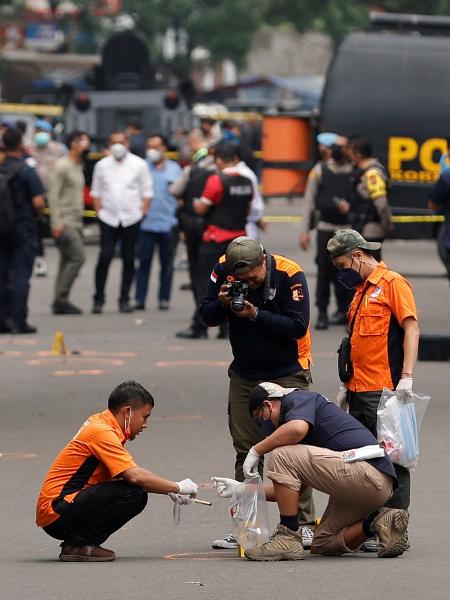 Experts gather evidence at the site of the bombing in Indonesia.  - WILLY KURNIAWAN/REUTERS - WILLY KURNIAWAN/REUTERS