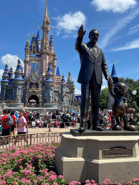 Visitantes se reúnem em frente ao famoso castelo do parque Magic Kingdom, na Flórida - Octavio Jones/Reuters