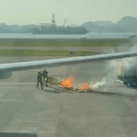 Bombeiros apagam fogo de balão que caiu no Aeroporto Santos Dumont - Reprodução/Twitter