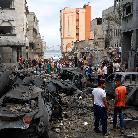 Ruas da Faixa de Gaza ficaram cobertas de escombros após novos ataques de Israel