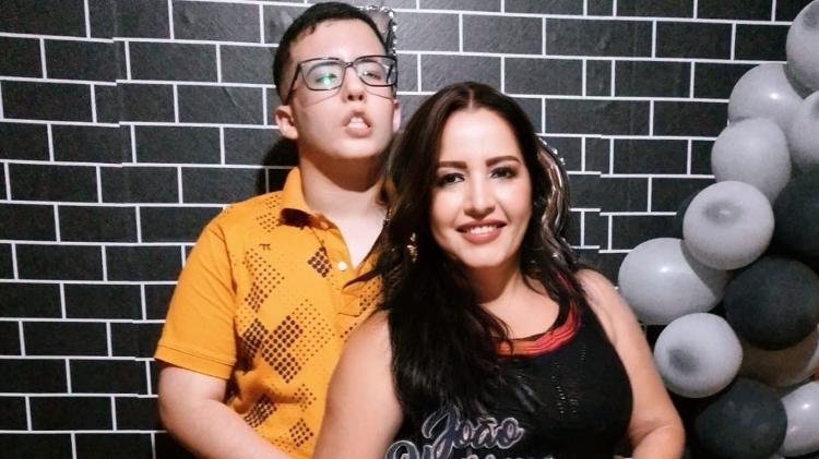 Estudante João Henrique Guedes Santana, vítima de preconceito, e sua mãe, Luzia Damasceli Guedes dos Santos; com 18 anos, ele nasceu com síndrome rara