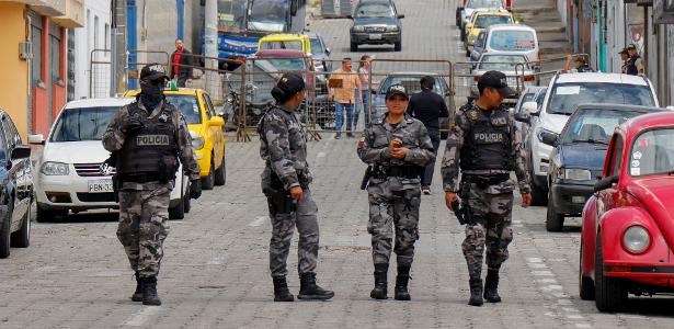 Policiais nas ruas de Quito, capital do Equador, nas proximidades da prisão de El Inca