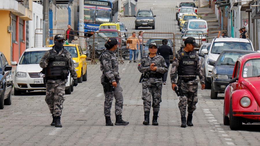 Policiais nas ruas de Quito, capital do Equador, nas proximidades da prisão de El Inca