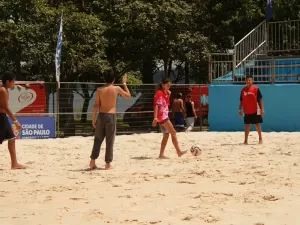 Futebol de areia e beach tennis: festival cria 9 'praias' grátis em SP