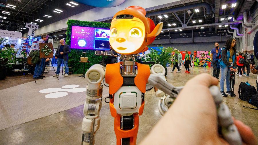 Robô é cumprimentado por frequentador do SXSW