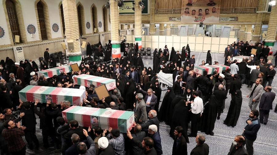 Famílias de membros do Corpo da Guarda Revolucionária Islâmica que foram mortos no ataque aéreo ao complexo do consulado iraniano na capital síria, Damasco, carregam seus caixões durante uma cerimônia fúnebre em Teerã, Irã, em 4 de abril de 2024