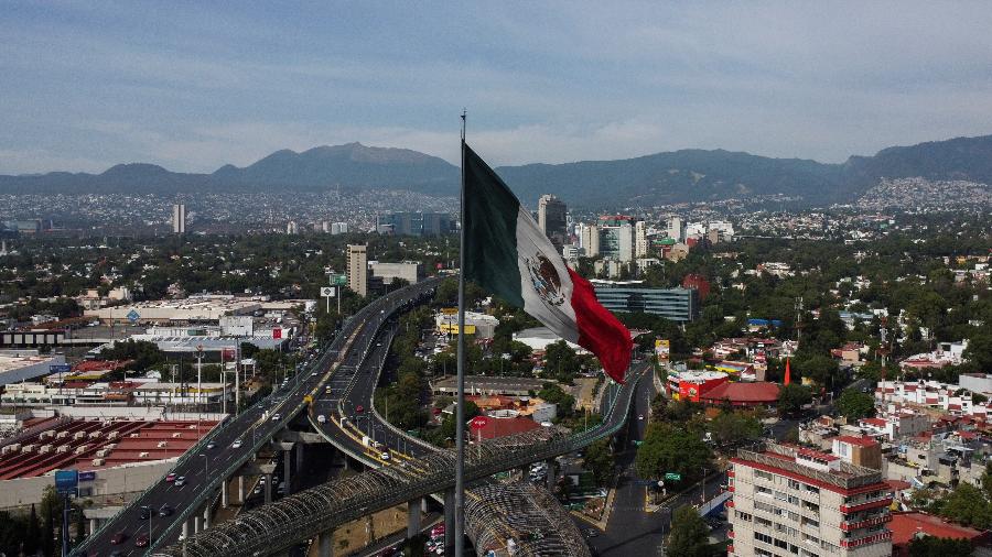 Uma visão de drone da bandeira mexicana na Cidade do México - Raquel Cunh - 28.mai.24/Reuters