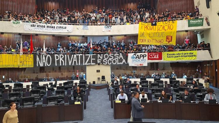 Manifestantes contra projeto que privatiza gestão de cerca de 10% das escolas estaduais do Paraná