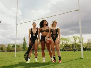 Campanha de lingerie com atletas de rúgbi reforça estereótipos sexistas, diz especialista