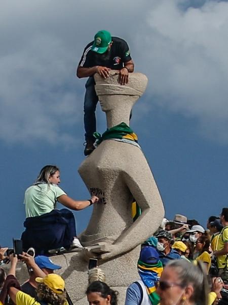 Débora Santos picha a estátua da Justiça, na praça dos Três Poderes, com a frase 'Perdeu, mané'