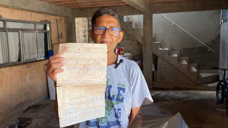 Aposentado Valdívio Cerqueira guarda papéis que comprovam compra de terreno no Jardim Santa Paula, em Guarulhos