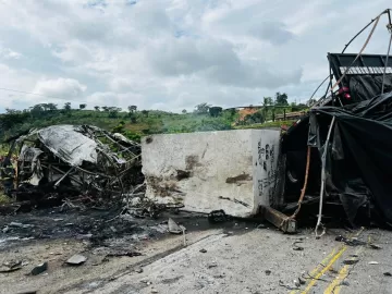 Motorista de carreta de acidente em MG fugiu para o Espírito Santo, diz PRF