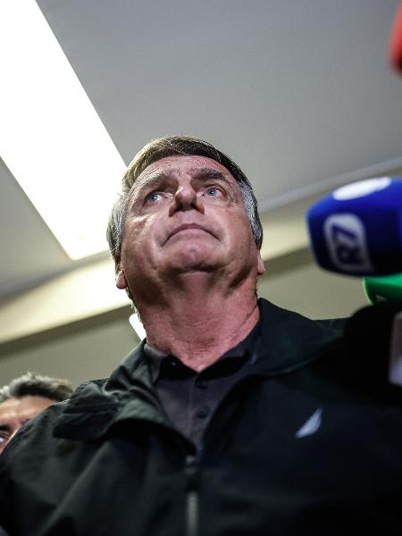 O ex-presidente Jair Bolsonaro (PL) fala com a imprensa