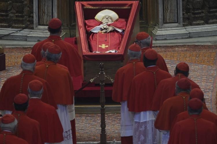Cardeais prestam homenagem ao Papa Francisco na BasÃlica de São Pedro, no Vaticano, em 23 de abril de 2025 Cardeais prestam homenagem ao Papa Francisco na BasÃlica de São Pedro, no Vaticano, em 23 de abril de 2025