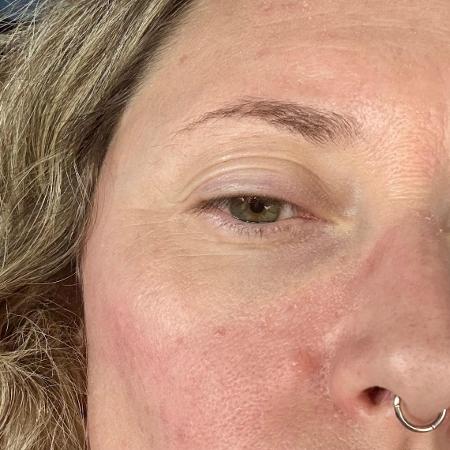 Gokujyun Premium Eye Care é prático de aplicar