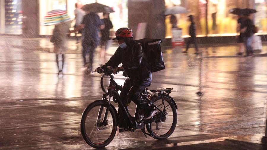 Entregador sob chuva em Manhattan Entregador sob chuva em Manhattan
