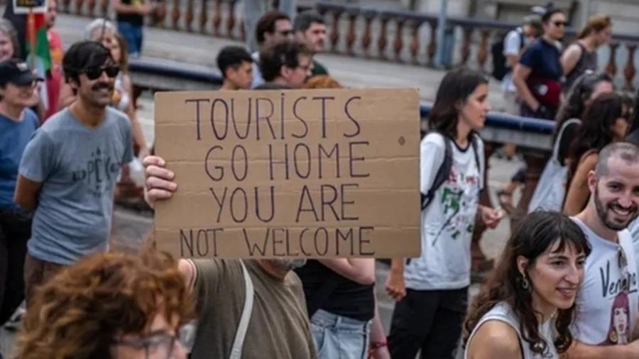 "Turistas, voltem pra casa", diz cartaz em inglês em protesto em Barcelona - X/Reprodução