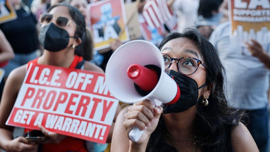 Mulher protesta contra os agentes da imigração em Los Angeles (EUA) Mulher protesta contra os agentes da imigração em Los Angeles (EUA)