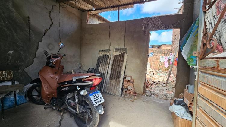 Telhado de parte dos fundos de casa rachada desabou após chuvas no Bom Parto, em Maceió