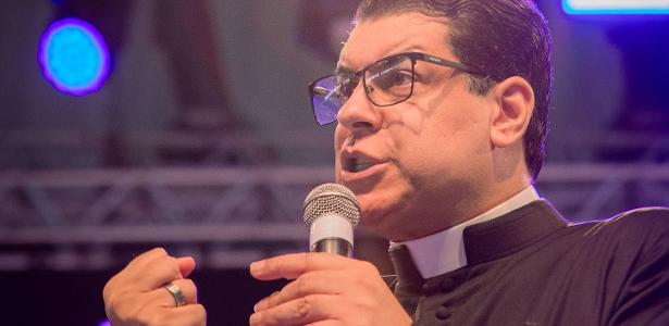 MP denuncia fraude de prefeitura ao pagar R$ 450 mil para padre coach em AL