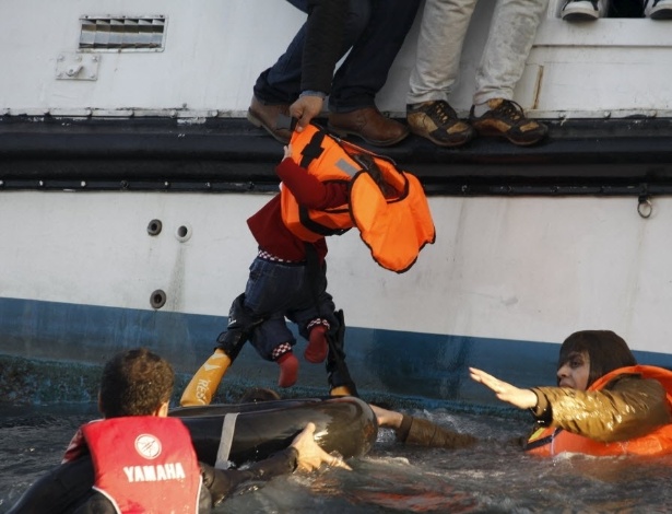Resgatistas salvam bebê após naufrágio perto das ilhas gregas de Kalymnos e Rodes, na Grécia - Giorgos Moutafis/Reuters