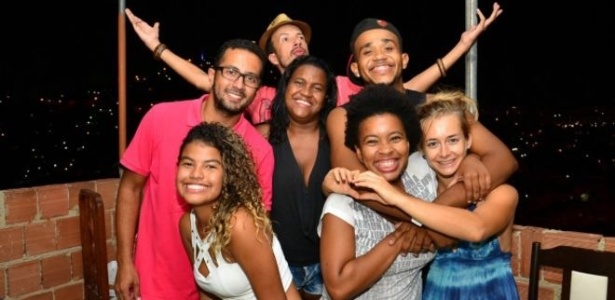 Integrantes do Coletivo Papo Reto durante gravação de vídeo no Complexo do Alemão, no Rio de Janeiro - Divulgação