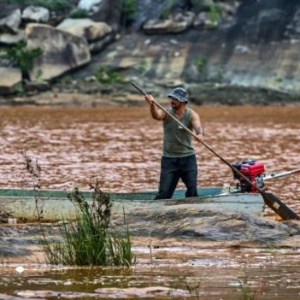 Pescador do Rio Doce navega no rio Doce, atingido pela lama da barragem - Instituto Últimos Refúgios