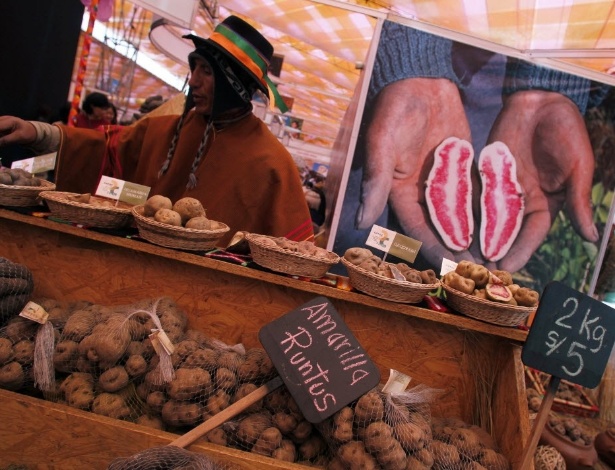 Agricultor vende batatas durante feita gastronômica em Lima, Peru  - Pilar Olivares/ Reuters