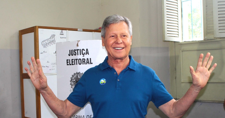 30.out.2016 - O candidato à reeleição pelo PSDB, Artur Neto, chega para votar no Colégio Amazonense Dom Pedro II em Manaus. Devido ao horário de verão o segundo turno em Manaus está duas horas a menos que o horário de Brasília